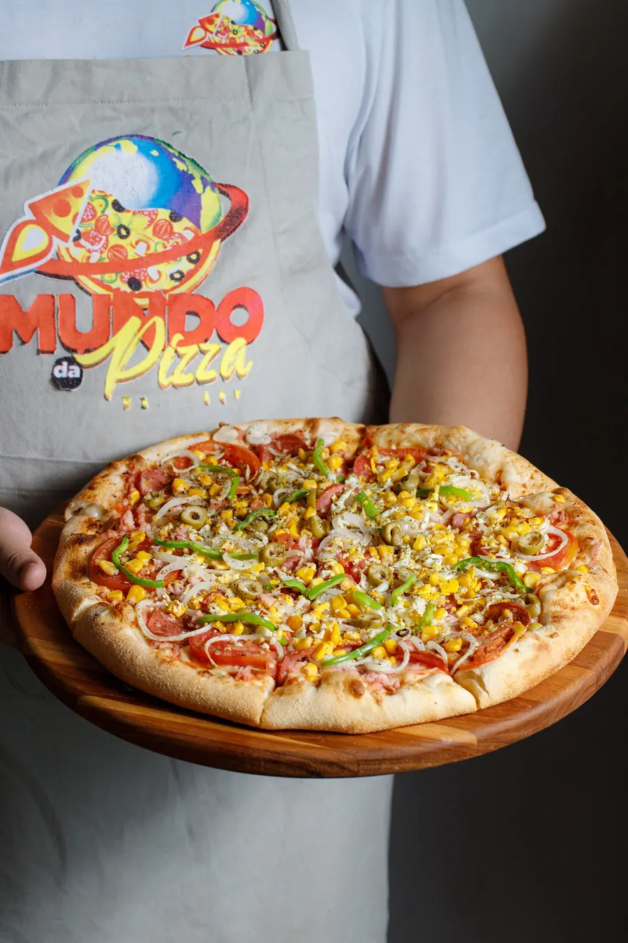 Pizza saindo pra entrega com o avental do Mundo da Pizza