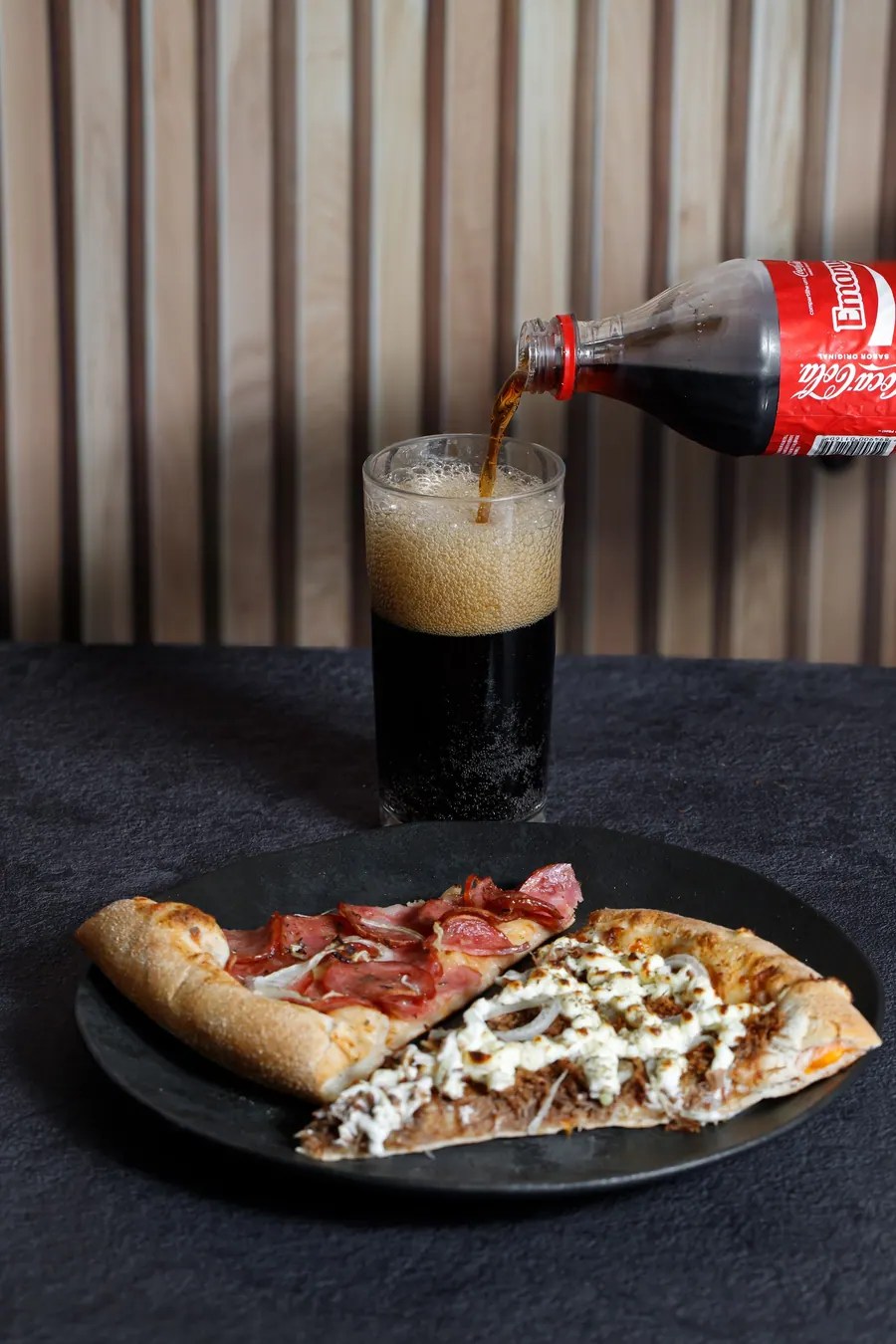 Fatia de pizza com Coca-Cola gelada